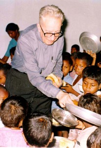 padre Pesce con i bambini