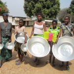 Bocaranga Ragazze con utensili da cucina