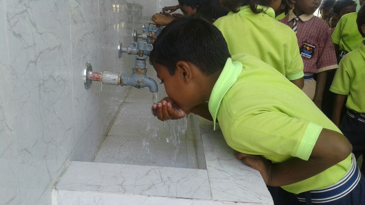 La scuola fornita di acqua potabile