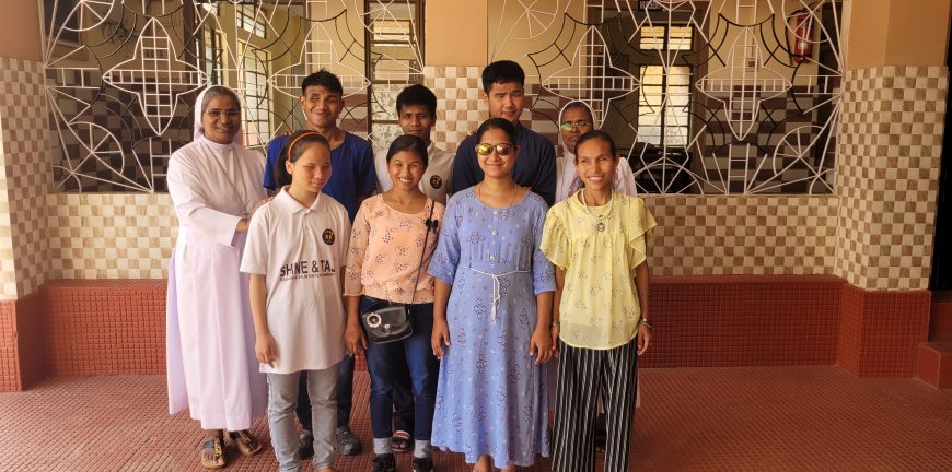 India: i bambini delle “Case della Luce” crescono